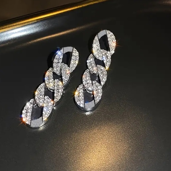 Le Chain Earrings silver & crystal covered danglers - Picture 4 of 5